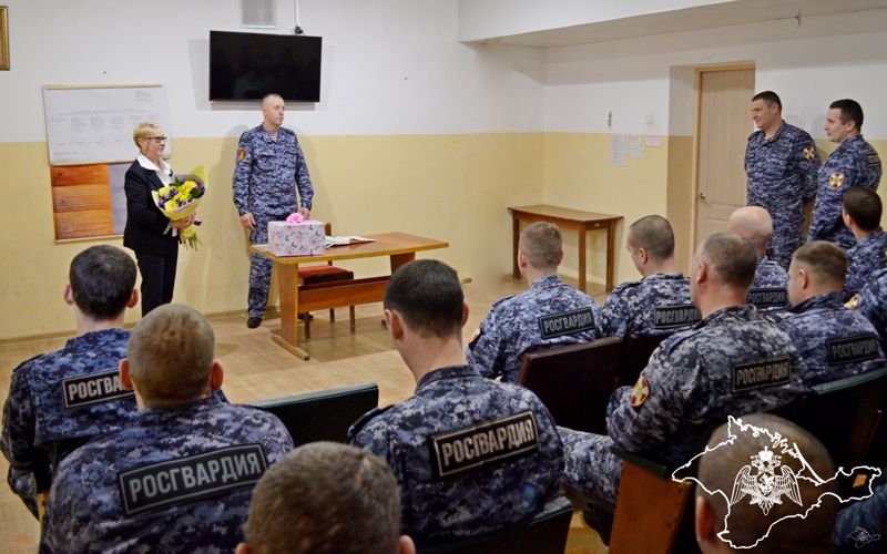 В Евпатории росгвардейцы поздравили коллегу с юбилеем службы