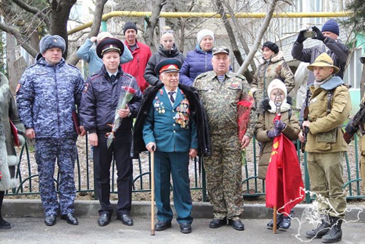 В Гаспре росгвардейцы поздравили ветерана с Днем защитника Отечества