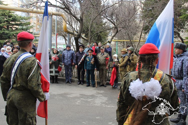 В Гаспре росгвардейцы поздравили ветерана с Днем защитника Отечества