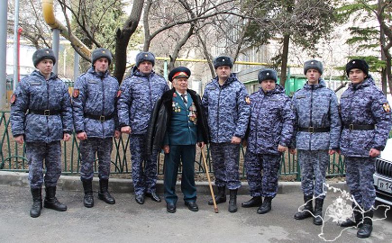 В Гаспре росгвардейцы поздравили ветерана с Днем защитника Отечества