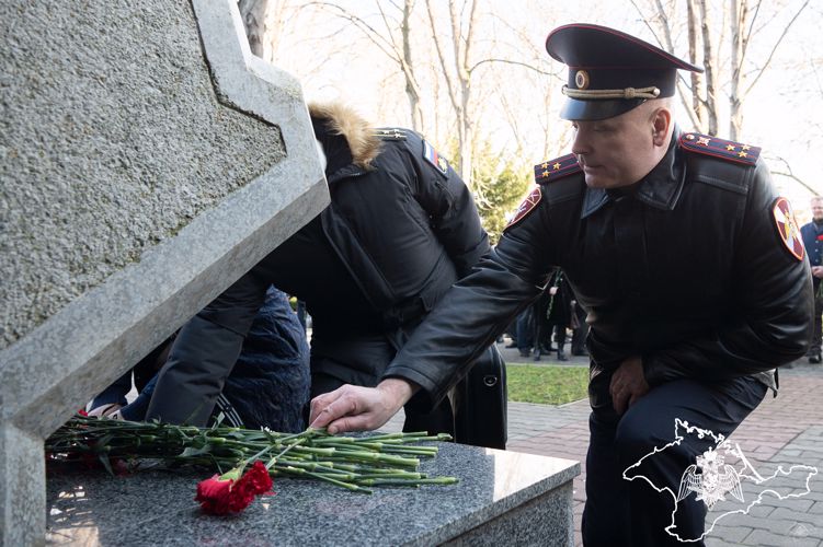В Севастополе росгвардейцы почтили память героев Сталинградской битвы