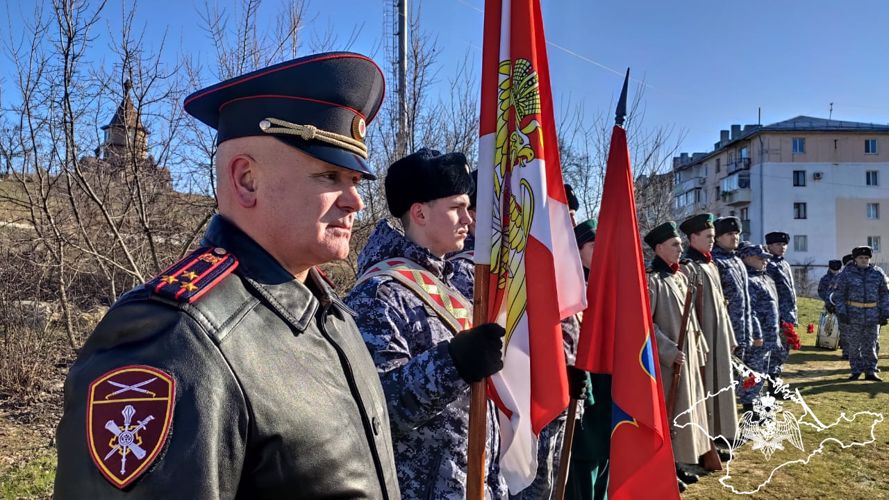 Севастопольские росгвардейцы почтили память легендарного контр-адмирала Владимира Истомина