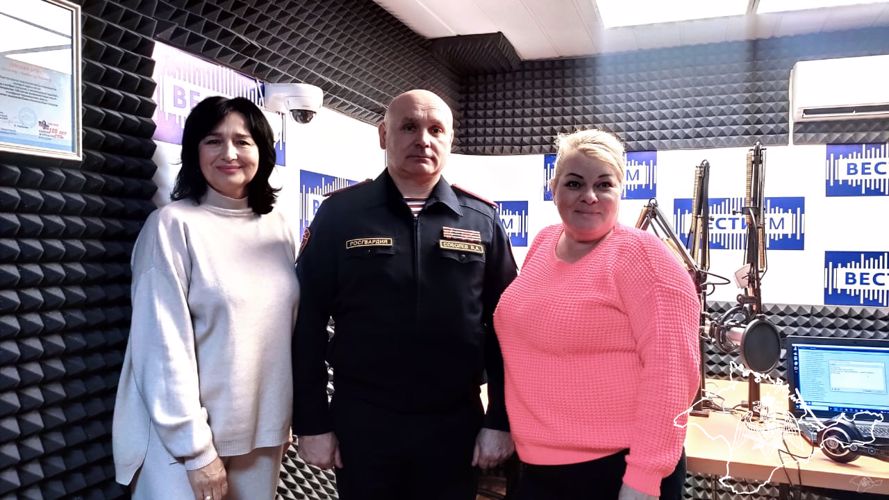 В Севастополе росгвардейцы поздравили редакцию радиостанции «Вести ФМ» со Всемирным днем радио