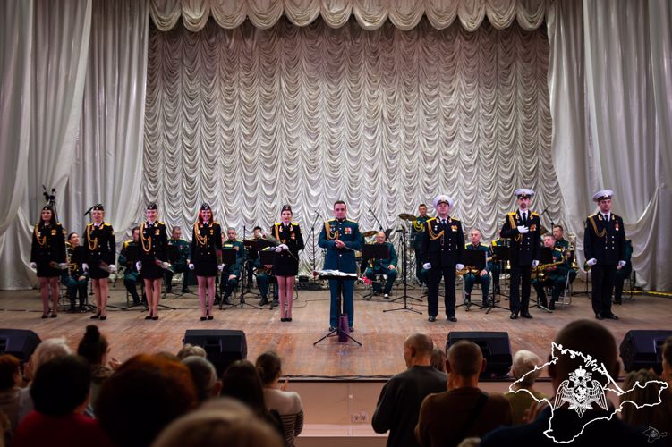 Полковой оркестр Росгвардии выступил в городах Крыма