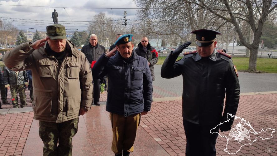 В Крыму и Севастополе росгвардейцы почтили память погибших воинов-интернационалистов
