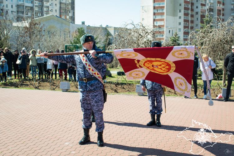 Боевое знамя нового образца вручили воинской части Росгвардии в Евпатории