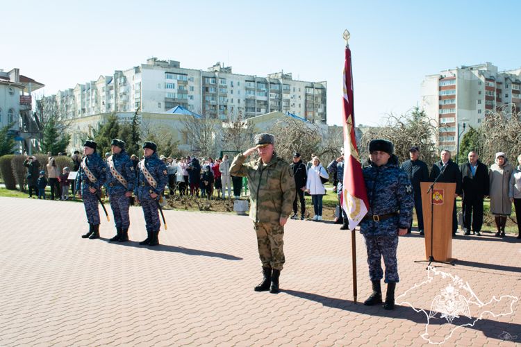 Боевое знамя нового образца вручили воинской части Росгвардии в Евпатории