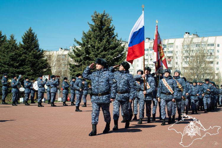 Боевое знамя нового образца вручили воинской части Росгвардии в Евпатории