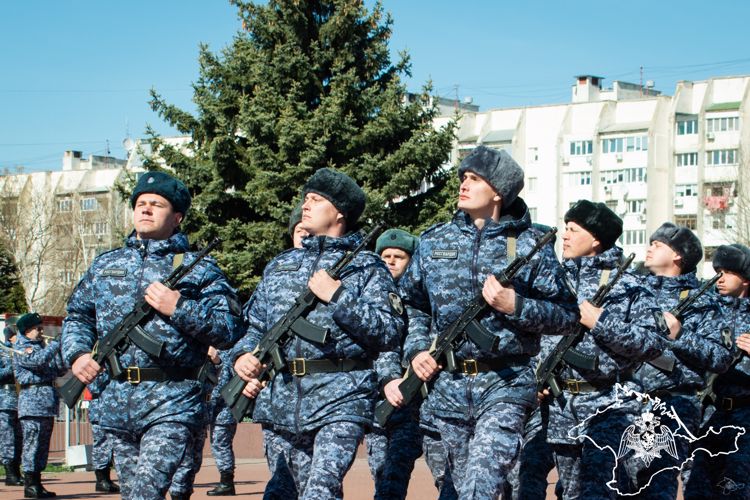 Боевое знамя нового образца вручили воинской части Росгвардии в Евпатории