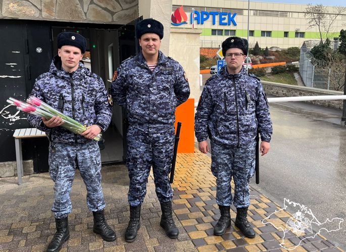 Росгвардейцы поздравили женский персонал МДЦ «Артек» с первым весенним праздником