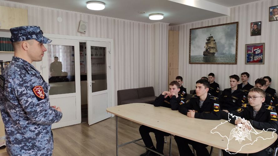 Встречу в формате профессионального ориентирования провели росгвардейцы в Севастопольском президентском кадетском училище