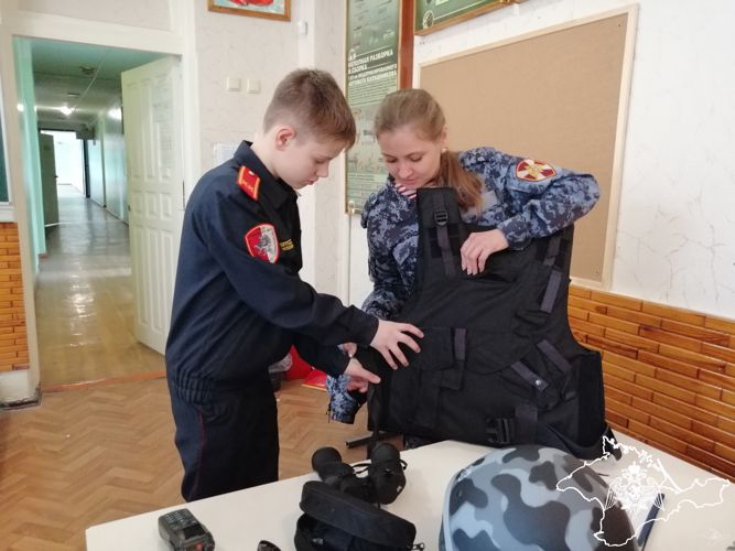 Кадеты профильного класса Росгвардии в Севастополе встретились со своими наставниками в погонах