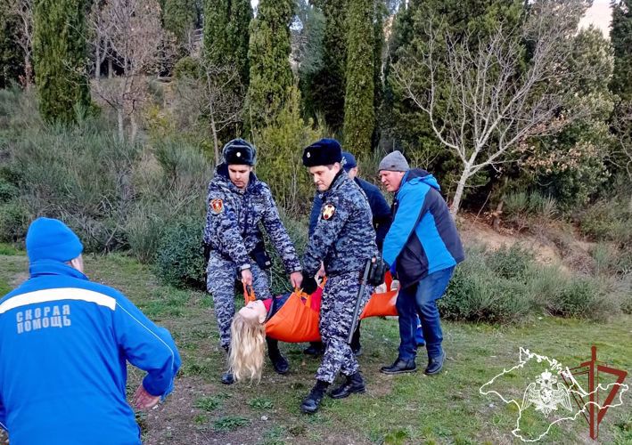 Травмированной при падении сотруднице «Артека» оказали помощь росгвардейцы в Крыму
