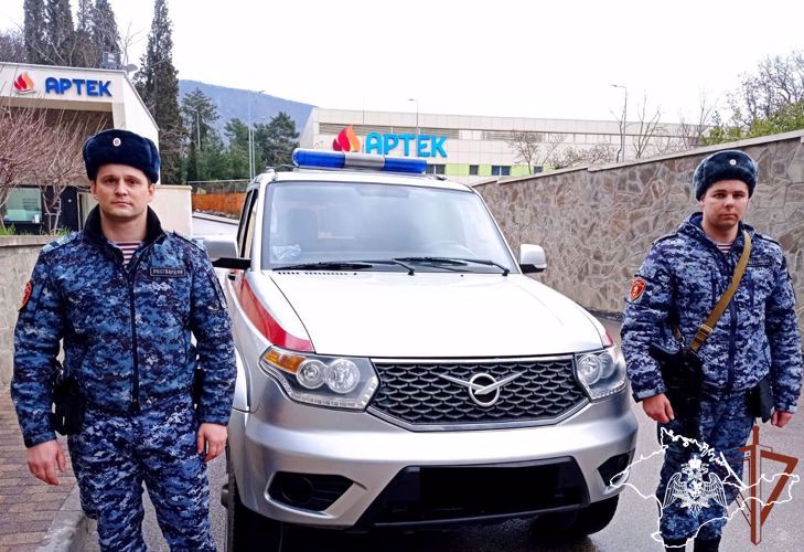 Травмированной при падении сотруднице «Артека» оказали помощь росгвардейцы в Крыму