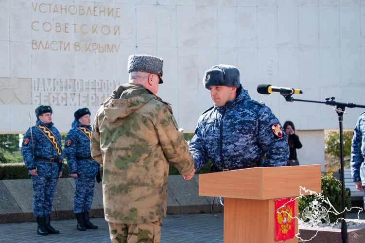 Боевое знамя нового образца вручили воинской части Росгвардии в Ялте