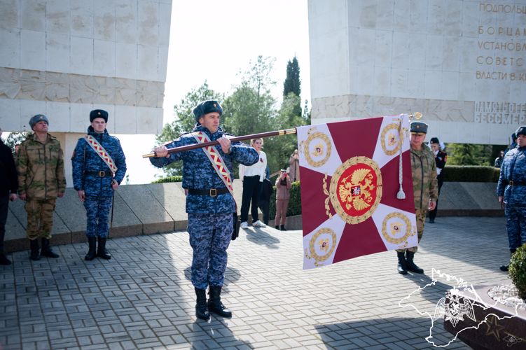Боевое знамя нового образца вручили воинской части Росгвардии в Ялте