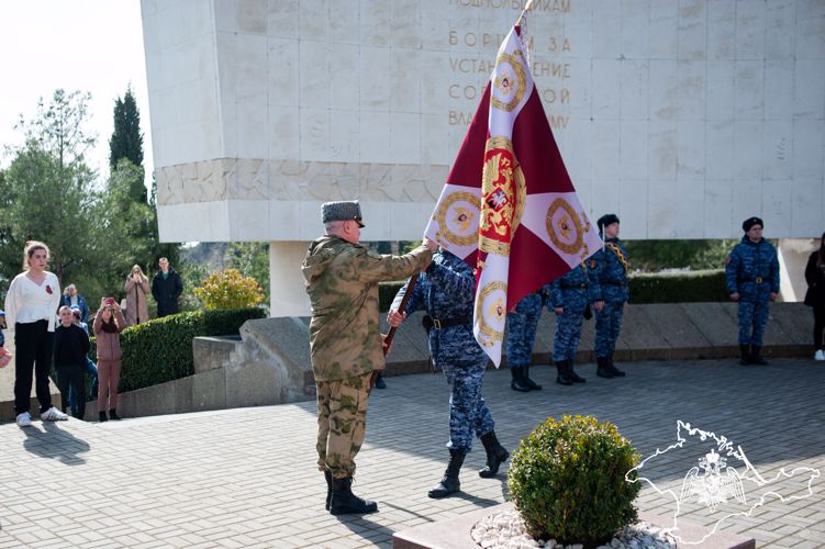 Боевое знамя нового образца вручили воинской части Росгвардии в Ялте