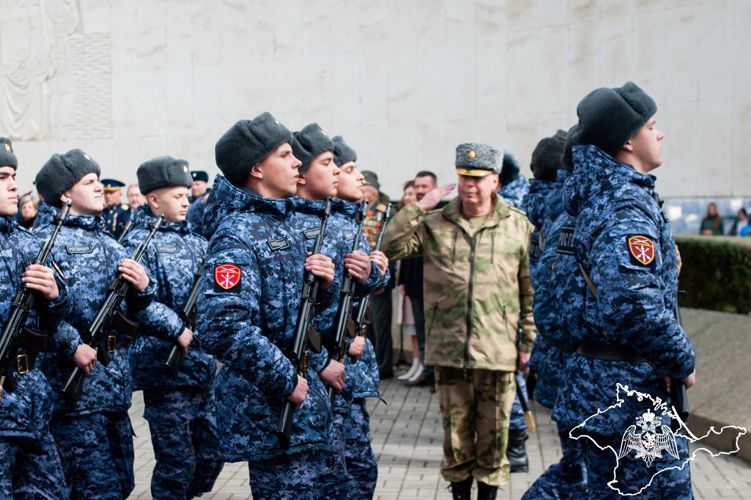 Боевое знамя нового образца вручили воинской части Росгвардии в Ялте