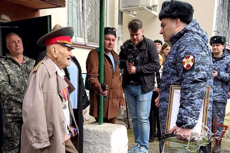 Участника Великой Отечественной войны с 99-летием поздравила Росгвардия в Ялте