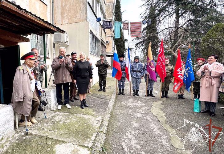 Участника Великой Отечественной войны с 99-летием поздравила Росгвардия в Ялте