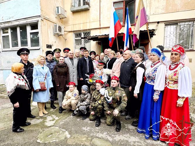 Участника Великой Отечественной войны с 99-летием поздравила Росгвардия в Ялте