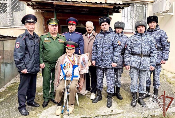 Участника Великой Отечественной войны с 99-летием поздравила Росгвардия в Ялте