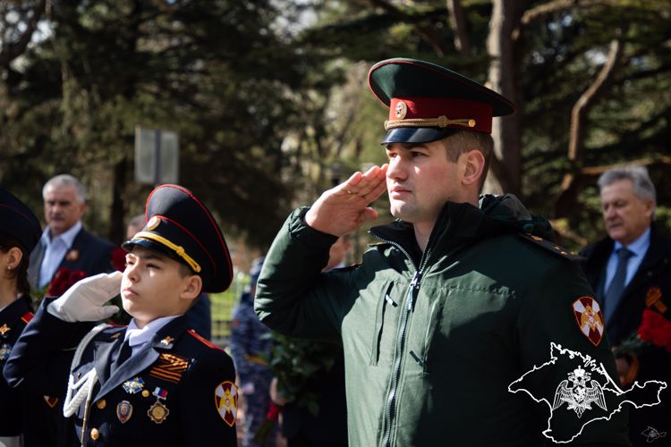 Росгвардейцы и жители Симферополя отметили годовщину освобождения города от немецко-фашистских захватчиков