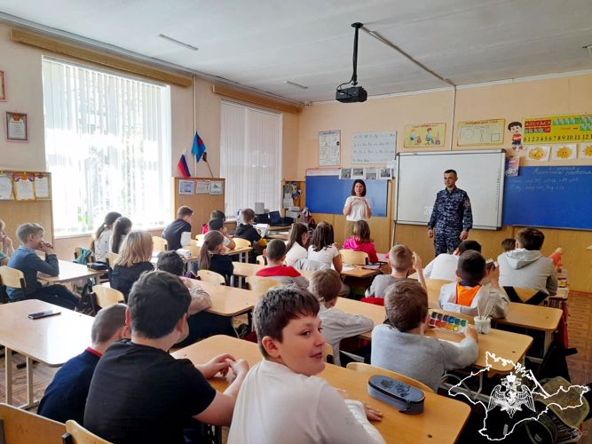  Тематические занятия, приуроченные к 37-й годовщине аварии на Чернобыльской АЭС, провели росгвардейцы для крымских школьников