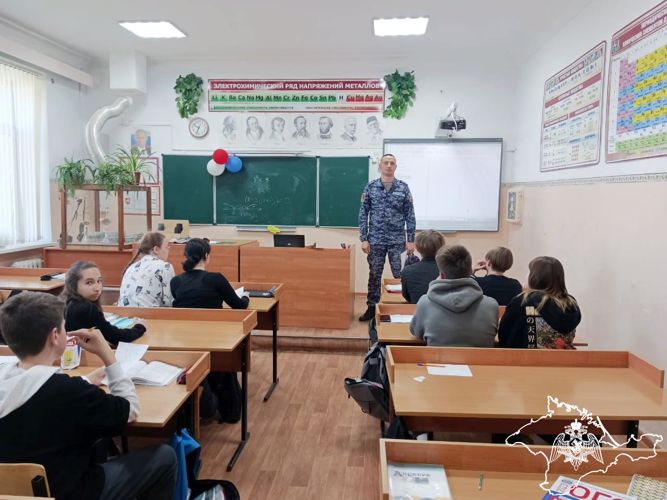 Тематические занятия, приуроченные к 37-й годовщине аварии на Чернобыльской АЭС, провели росгвардейцы для крымских школьников