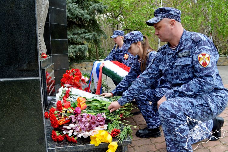 Память соотечественников, погибших в радиационных авариях и катастрофах, почтили росгвардейцы в Крыму
