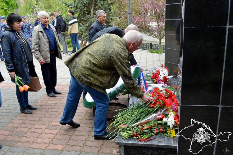 Память соотечественников, погибших в радиационных авариях и катастрофах, почтили росгвардейцы в Крыму