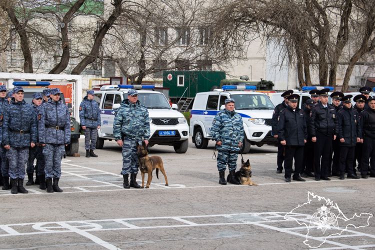 Общегарнизонный строевой смотр сил правопорядка состоялся при участии Росгвардии в Крыму