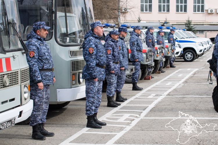 Общегарнизонный строевой смотр сил правопорядка состоялся при участии Росгвардии в Крыму