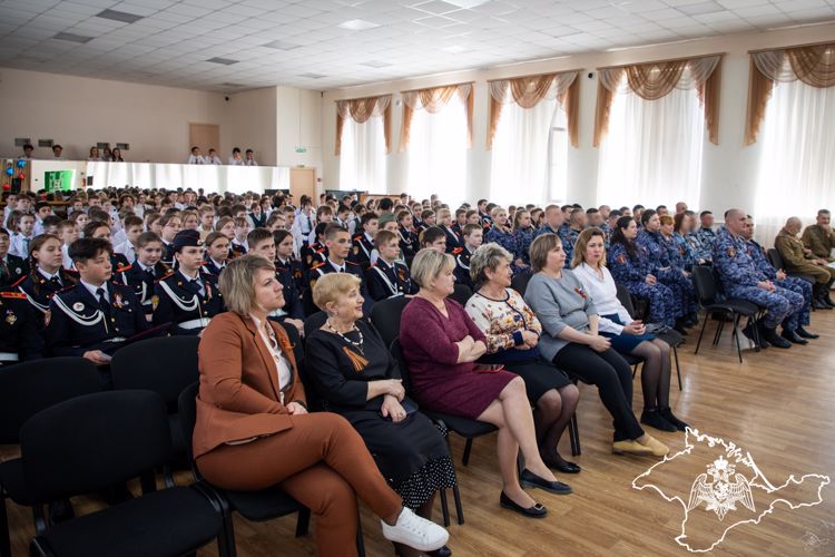 Учащиеся профильного класса Росгвардии из Симферополя порадовали шефов-росгвардейцев концертом в честь Дня Победы