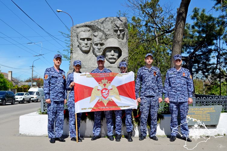 Росгвардейцы почтили память воинов-освободителей столицы Крыма от немецко-фашистских захватчиков