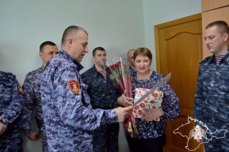 В Крыму росгвардейцы поздравили ветерана вневедомственной охраны