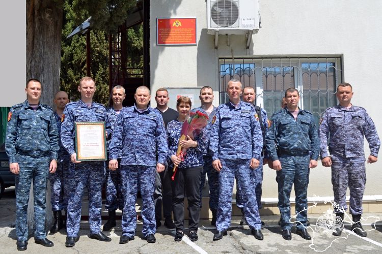 В Крыму росгвардейцы поздравили ветерана вневедомственной охраны