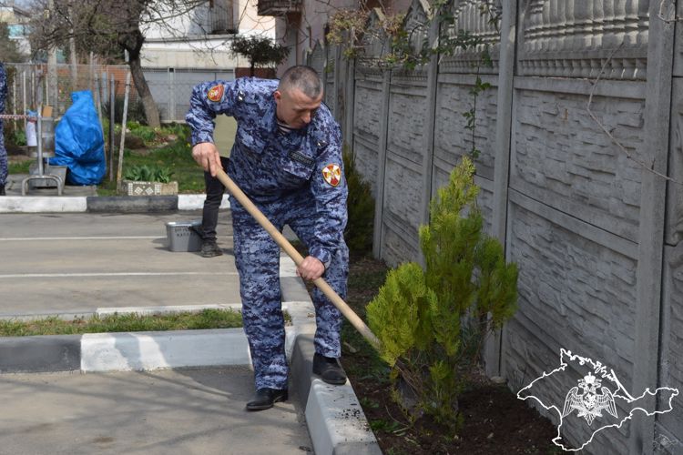 Росгвардейцы провели субботник и высадили зеленые насаждения в столице Крыма
