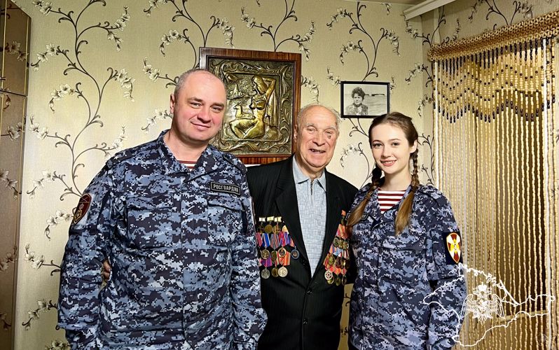 В Симферополе офицеры вневедомственной охраны Росгвардии поздравили ветерана службы