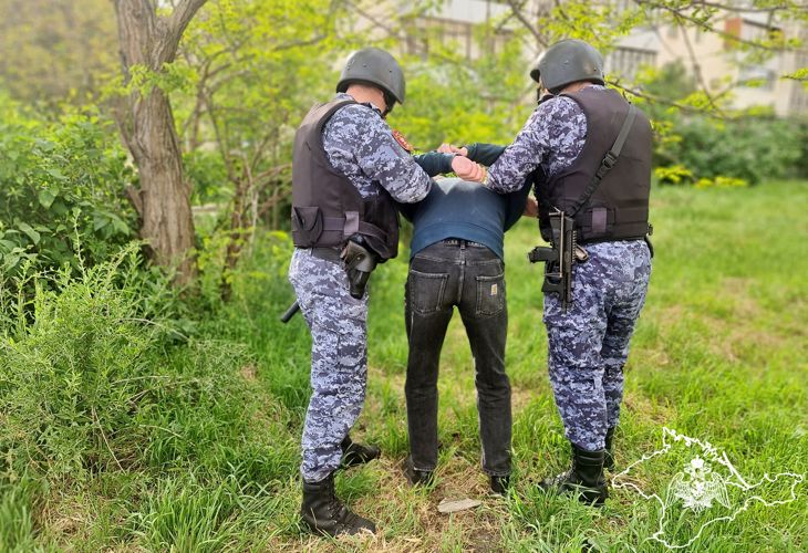 В Крыму сотрудники вневедомственной охраны Росгвардии задержали подозреваемого в сбыте наркотиков в крупном размере