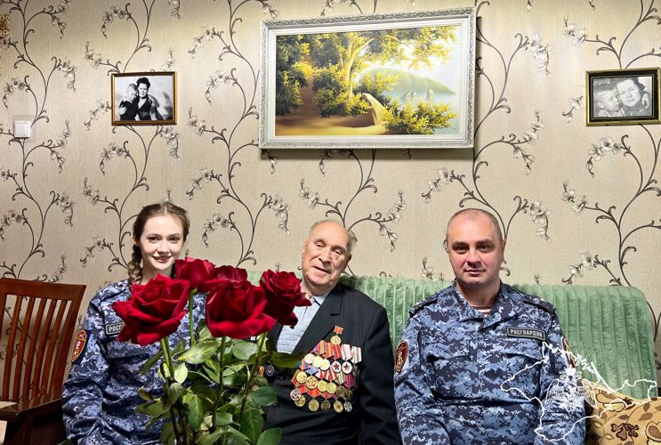 В Симферополе офицеры вневедомственной охраны Росгвардии поздравили ветерана службы