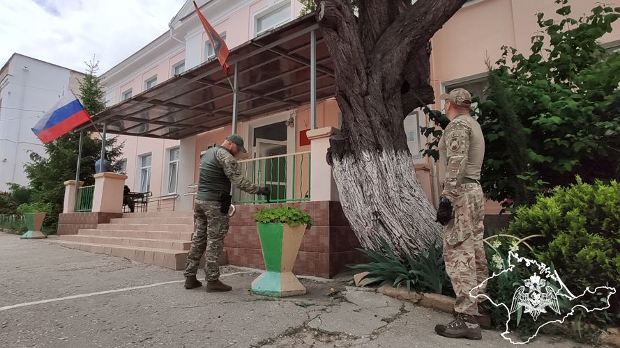 Росгвардия приняла участие в обеспечении правопорядка во время торжественных линеек в образовательных учреждениях Крыма и Севастополя