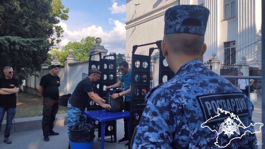 Росгвардия обеспечила безопасность проведения выпускных вечеров и празднования Дня молодежи в Крыму и Севастополе