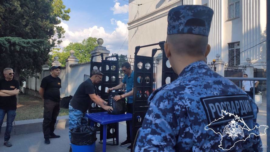 В Крыму и Севастополе Росгвардия обеспечивает правопорядок во время празднования Дня России
