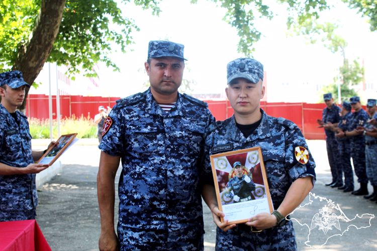 Военнослужащих по призыву, увольняемых из рядов Росгвардии в запас, поблагодарили за службу в Севастополе