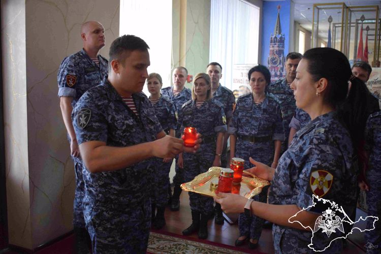 Росгвардейцы Крыма и Севастополя присоединились к Всероссийской акции «Свеча памяти» 