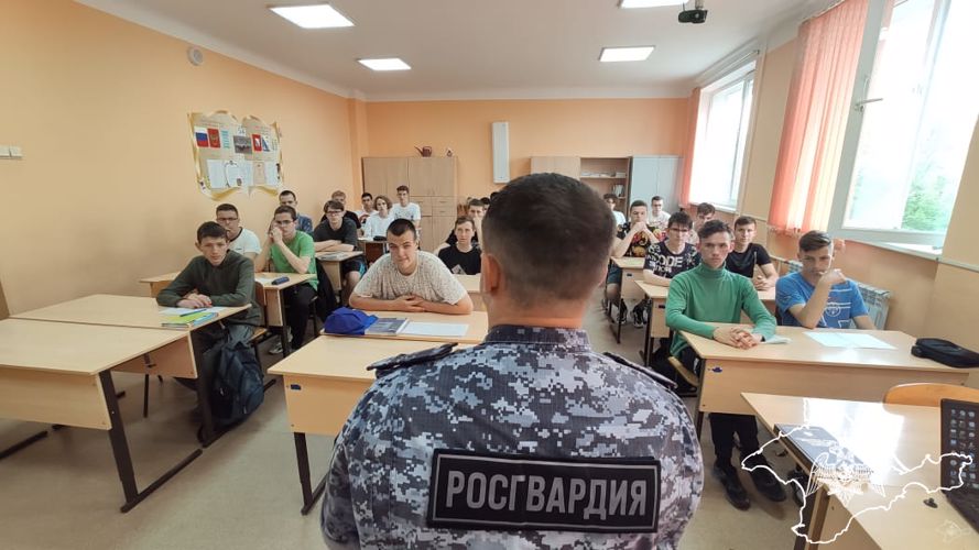 Росгвардейцы из Севастополя в преддверии Дня России провели занятия для школьников