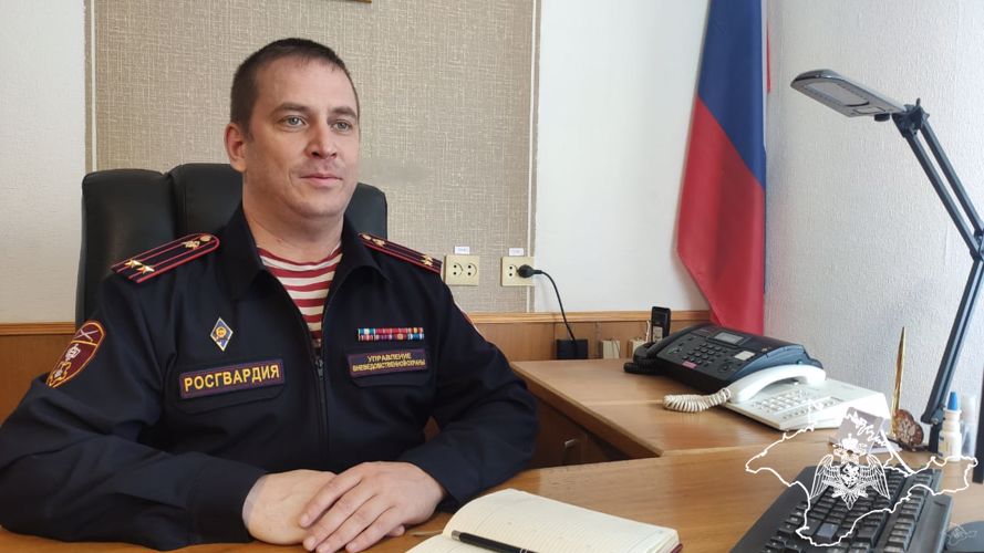 В преддверии Всемирного дня донора крови севастопольские журналисты встретились с росгвардейцем - Почетным донором