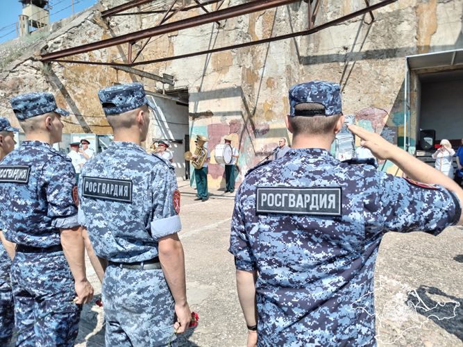 Росгвардейцы посетили в Севастополе фотовыставку, посвященную годовщине начала Великой Отечественной войны 