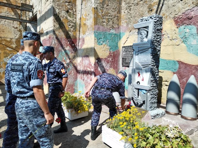 Росгвардейцы посетили в Севастополе фотовыставку, посвященную годовщине начала Великой Отечественной войны 